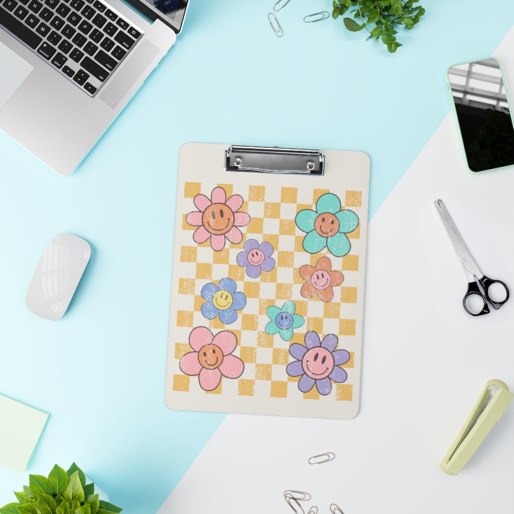 Distressed Retro Daisy Clipboard